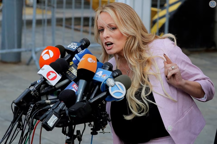 Donald Trump Multa de 9k por desacato y amenaza de prisión Stormy Daniels 2 gentecuba.com